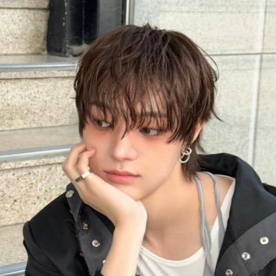 otterrua's profile picture. probably thinking abt angel juju