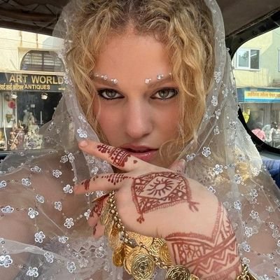 desertmoonn's profile picture. 𝘣𝘢𝘥 𝘷𝘪𝘣𝘦𝘴, 𝘨𝘦𝘵 𝘰𝘧𝘧 𝘰𝘧 𝘮𝘦.                      

                                       elyanna, tini & ariana stan 🪽