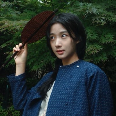 soapberryy's profile picture. 여름이었죠. 매일 밤 운동장에서 별을 새면서 뛰었어요. 계속 공부를 하는 것도 괜찮은 선택이었지만 밤 하늘을 보면서 정말로 좋아하는 일을 해야겠다는 생각이 들더라고요. 매일 같이 뛰고 들어 가던 길에, 엄마에게 "저 다시 음악 배울게요" 라고 말했어요.