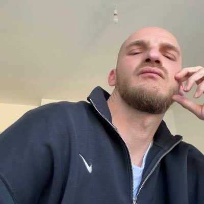 julienblackout's profile picture. j’aime bien parler