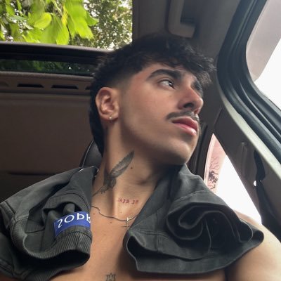 isakbrt's profile picture. meio tarado e também meio carente