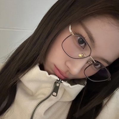 2605hoshi's profile picture. scissoring n’ coffee with seventeen playing in the background