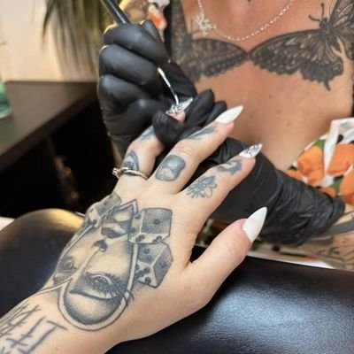 hannah_mis18583's profile picture. Hello everyone this my new account someone hacked my account 🙂 but this new one