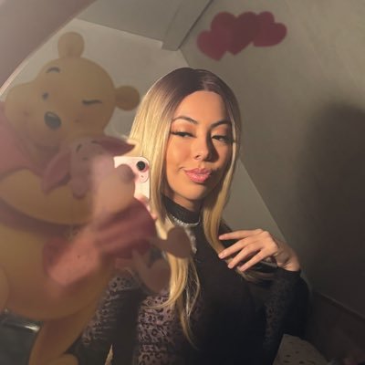 lezlow22's profile picture. 