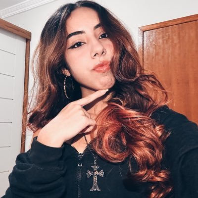 letiescritora's profile picture. Escritora de "A Sombra Por Trás da Coroa" | também sou Youtuber!!!