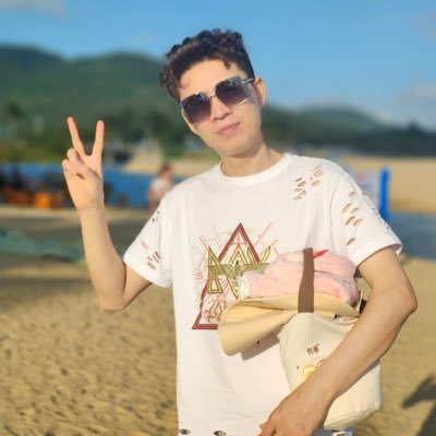 Luckyou00100's profile picture. 21年看到马斯克喊狗狗币一天疯长100%
1000元3毛狗狗币入市，连着暴涨
高点3块多疯狂刷信用卡加仓，等待狗狗币要到1美元
结果5.8号(记忆犹新的一天)，一地鸡毛 
以前玩股票、几年时间亏损30来万 
结果在币圈也成了韭菜
狗狗币韭菜，亏40万后 重生中