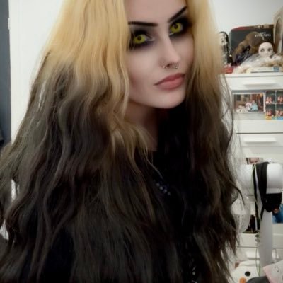 traumapit's profile picture. no.1 count the ways fan🏹dug up against my will | vampyr | putting the bi in bitch since 02 | OI type 1🦽 | girl who treats the internet like a personal diary