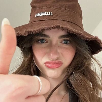 garipbirisii__'s profile picture. Yalnızlığın çaresini bulmuşlar ✨