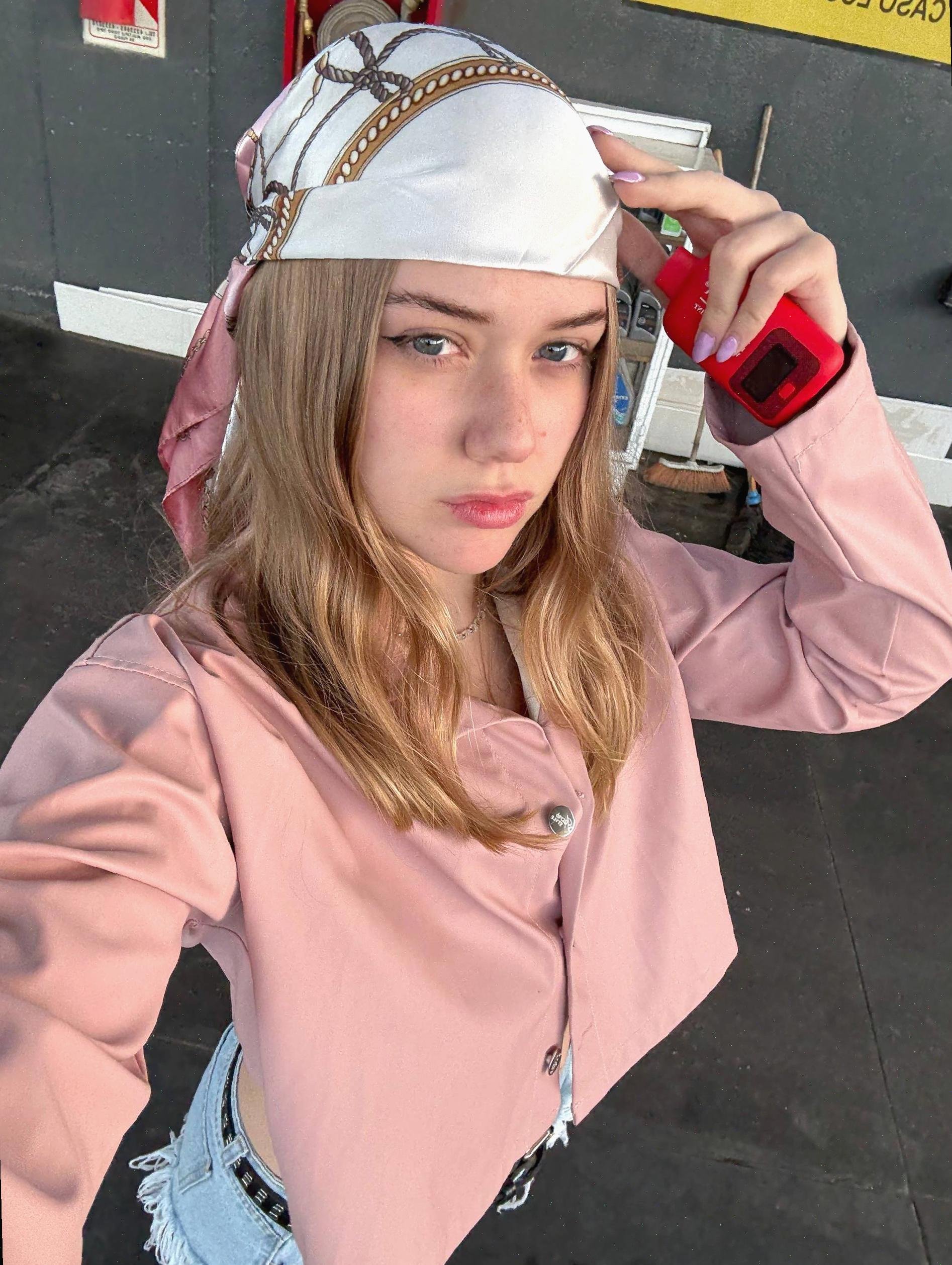 Treateh55o's profile picture. 21 🤍 old me got yeeted so i respawned here :/ sociology? maybe pizza queen ngl 🍕😭