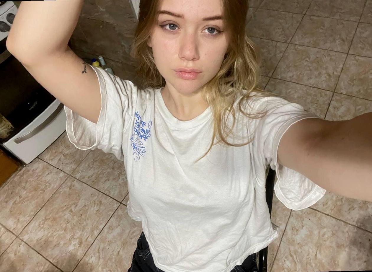 Creamy_v4W's profile picture. 21 🤍 reborn as a glitter noodle :/ old account combusted, studying memes & crying into fries ngl 😭