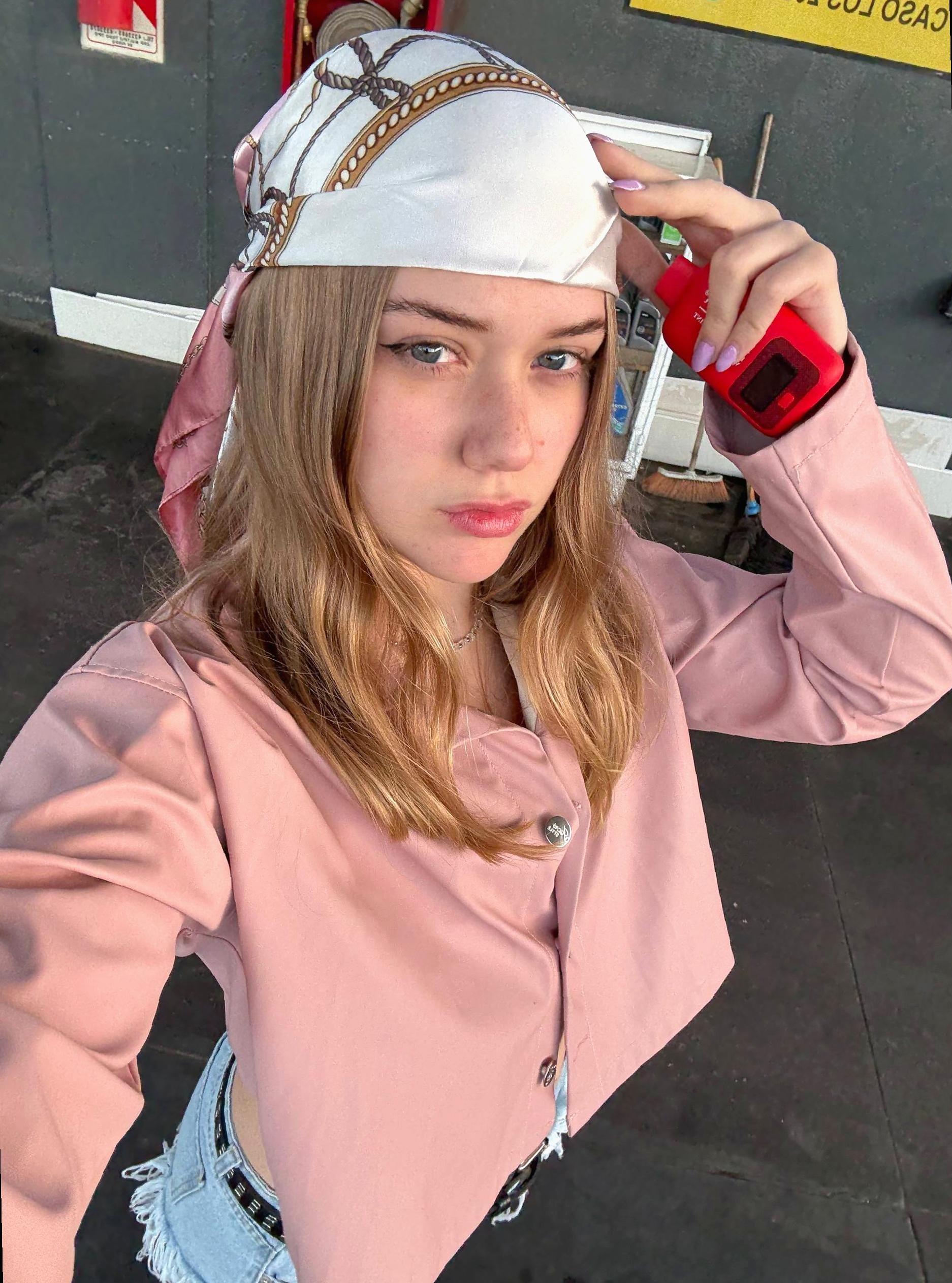 Train5sVg6's profile picture. 21 🤍 old page got zapped so i'm buffering IRL :/ socio? pizza? chaotic girl ngl 😭