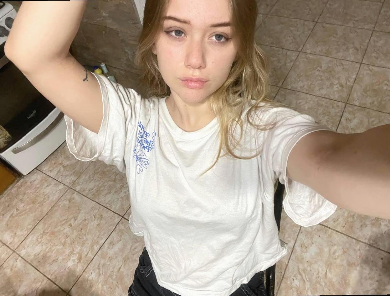 SMilel_m6vi's profile picture. 21 🤍 rebooted bc my last vibe ghosted me :/ part-time mermaid, full-time meme economist 🦑