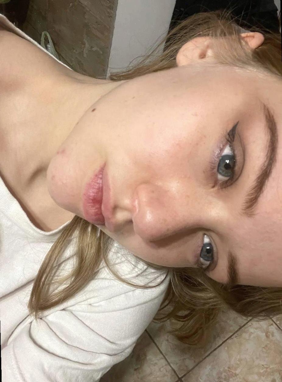 Lunch0bt_kz's profile picture. 21 🤍 old page got microwaved by a pigeon so i'm here :/ socio snack queen 📚🪴