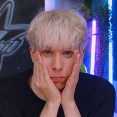 amazingphlynn's profile picture. 22-year-old english degree holder @ me if soulmate