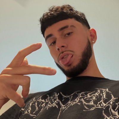 claylongz's profile picture. Your local 9” colombian 👀