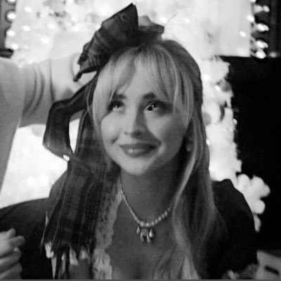 cheeruplizzie's profile picture. locked away with freezing cold ❅*° ⋆❆.ೃ࿔*