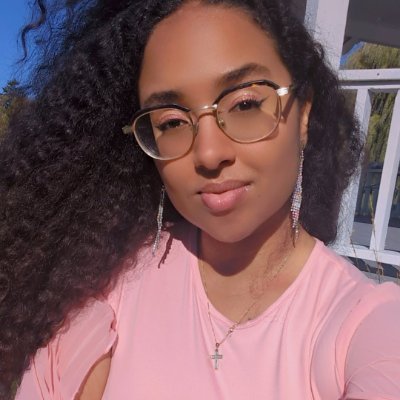 JomiahG's profile picture. The Crazy Mind behind Kindra Studio 🌟
Consultante en création multimédia | Co-fondatrice de l’agence de Kindra Studio.