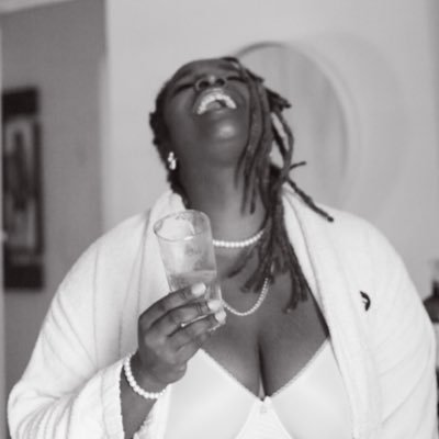 winniebueno's profile picture. Filha de Yemanjá com Xangô. Pesquisa, lê, escreve, gosta de reality shows e de pagode. O Twitter é meu e as opiniões são minhas!