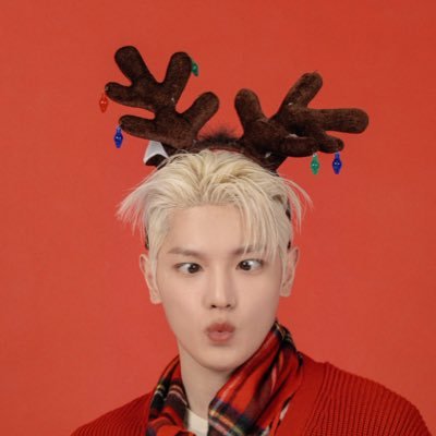 boyswithnails's profile picture. a bespoke group chat for the scammed. EOY playlist below: