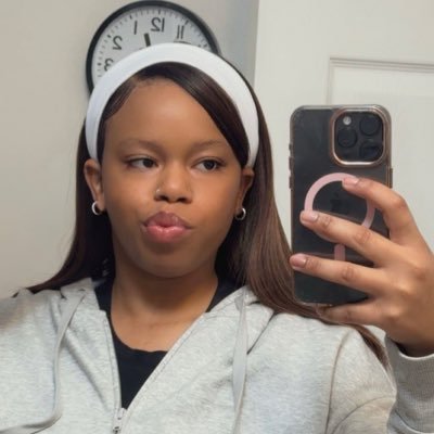 elizabethsiani's profile picture. 24 • ig: @ siianii • tt: @ elizabethsiani • cancer survivor 💜 • 🇯🇲🇹🇹 • NJ 📍