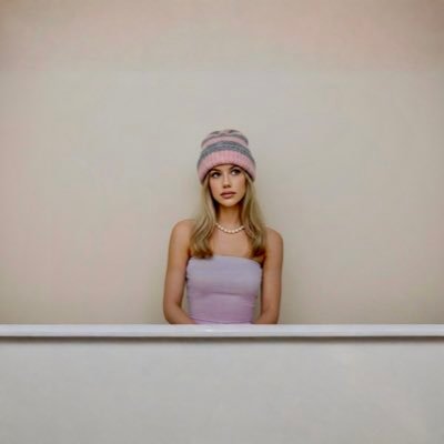 earth2paigey's profile picture. i could barely take myself seriously most days, let alone anyone else