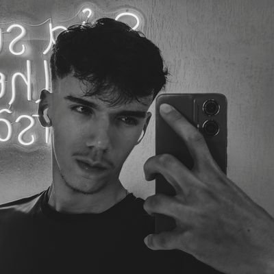 costachriiss's profile picture. com essa idade ficou meio tarde pra ser tão sentimental