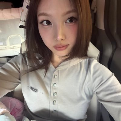 mervemesta's profile picture. 21 yaşındayım. Youtube hesabımı büyütmeye çalışıyorum 🩵