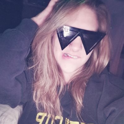 _AlienAndrea's profile picture. Welcome to my underworld 🖤 I live for hockey and I really like Taylor Swift 🤷🏼‍♀️ kayyyy bye ✌🏼 #LetsGoOilers 🧡💙