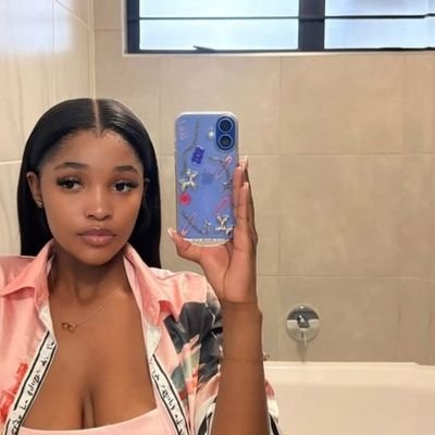 sphesihlemp's profile picture. 👩🏽‍🎓💜 Bsn. Reader.