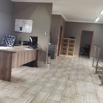 askarimahlaka's profile picture. Omnipresent in SA timelines. Occasionally in real life.