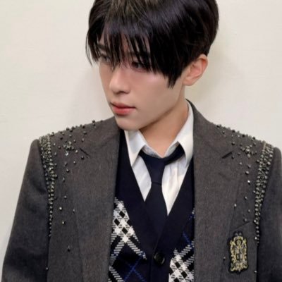 Dawnlier's profile picture. Walking light in borrowed time.