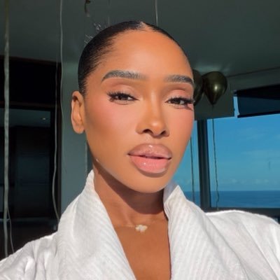 RealCaliNicole's profile picture. 