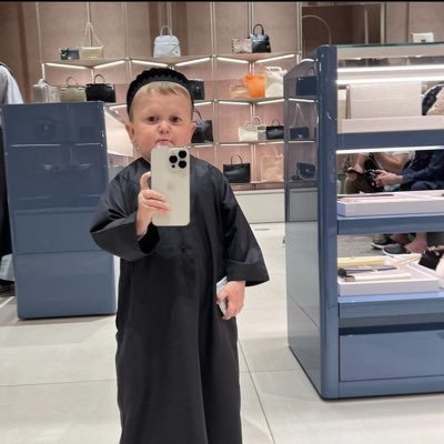 LanquetEU's profile picture. the better one wins.