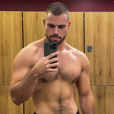 TylerBlake's profile picture. 👉🏻 6’5 / 195cm & 235lbs / 110kg big boy 👈🏻