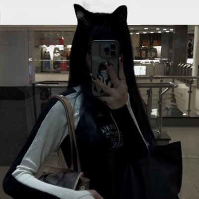 LaceLeafe's profile picture. Made of heroin and sea shells