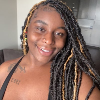 ExclsuiveAmazon's profile picture. ITS MY WORLD HOE 😮‍💨