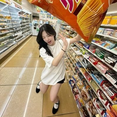 columbinaaxo's profile picture. 18 year • she/her • Artist • Roblox Gamer • Comms for Robux ☘️ Chat : Always