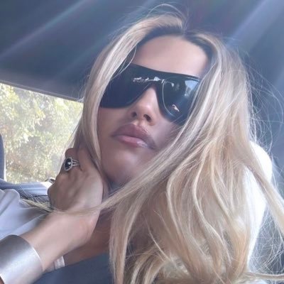 sanamaxxing's profile picture. i accept your opinion as long as it's in twice's favor