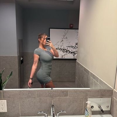 JeanineRoux145's profile picture. Simple , sympa, ambitieuse, calme , jalouse et amoureuse😘