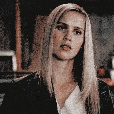 ARenegadeBeauty's profile picture. ‘ hardships are what make us strong ’ 🗡️ daughter to @SirJacobFrye2 and @ScornedTales 🗡️wife of @LegendoftheSw3 (9/24/17) 🗡️ #Sılverðreams 🗡️#DK