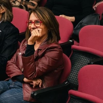 martadblas's profile picture. La passió de l'opinió. Llibres, pel·lícules, premsa, pintura, eclipsis i flors. Detall d'un Matisse al bàner, estètic i suculent.