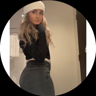 Amy_Moll99's profile picture. 26, Irish, 🇵🇸 🍉, Liverpool ⚽️, probably listening to Ghost, Fleetwood Mac or Hozier as you read this