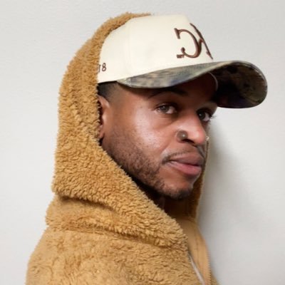 JamesLaVelle_'s profile picture. bats eyelashes, blank stare 🖤