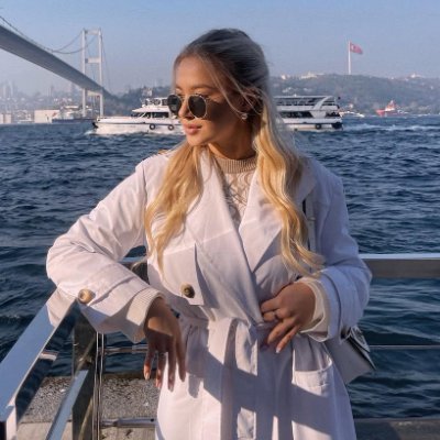 grrzu67415621's profile picture. A sweet kiss falls in the corner of everyday life, quietly transforming the mundane into a tender, heart-fluttering moment