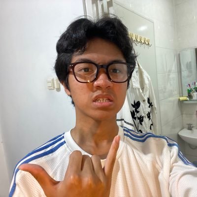 EksAifon's profile picture. scrolling account