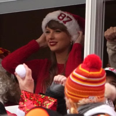 taysmerch's profile picture. dance under sparkling nights ✨