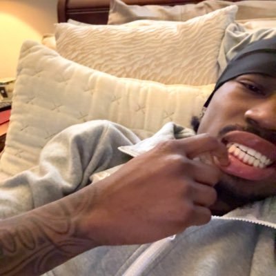 notsnowngl's profile picture. live laugh count @snowislistening