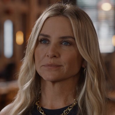 amuhzona's profile picture. hobbies include writing, talking about amezona, and watching hacks | @boyfriendmelia