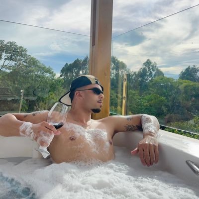 kiwizinho14's profile picture. 21y / dramático e complicado 💸