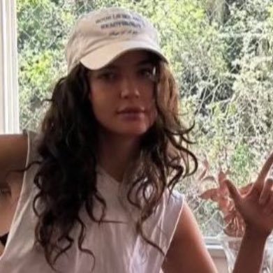 isalipertin's profile picture. seja criativa e gay (ela/dela)